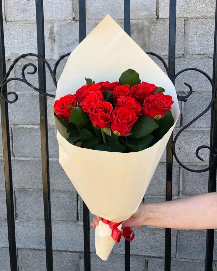 11 червоних троянд