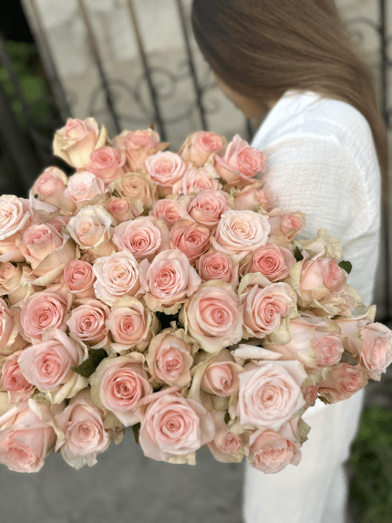 35 рожевих троянд