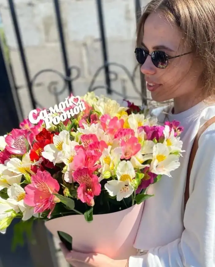 19 гілочок альстромерії